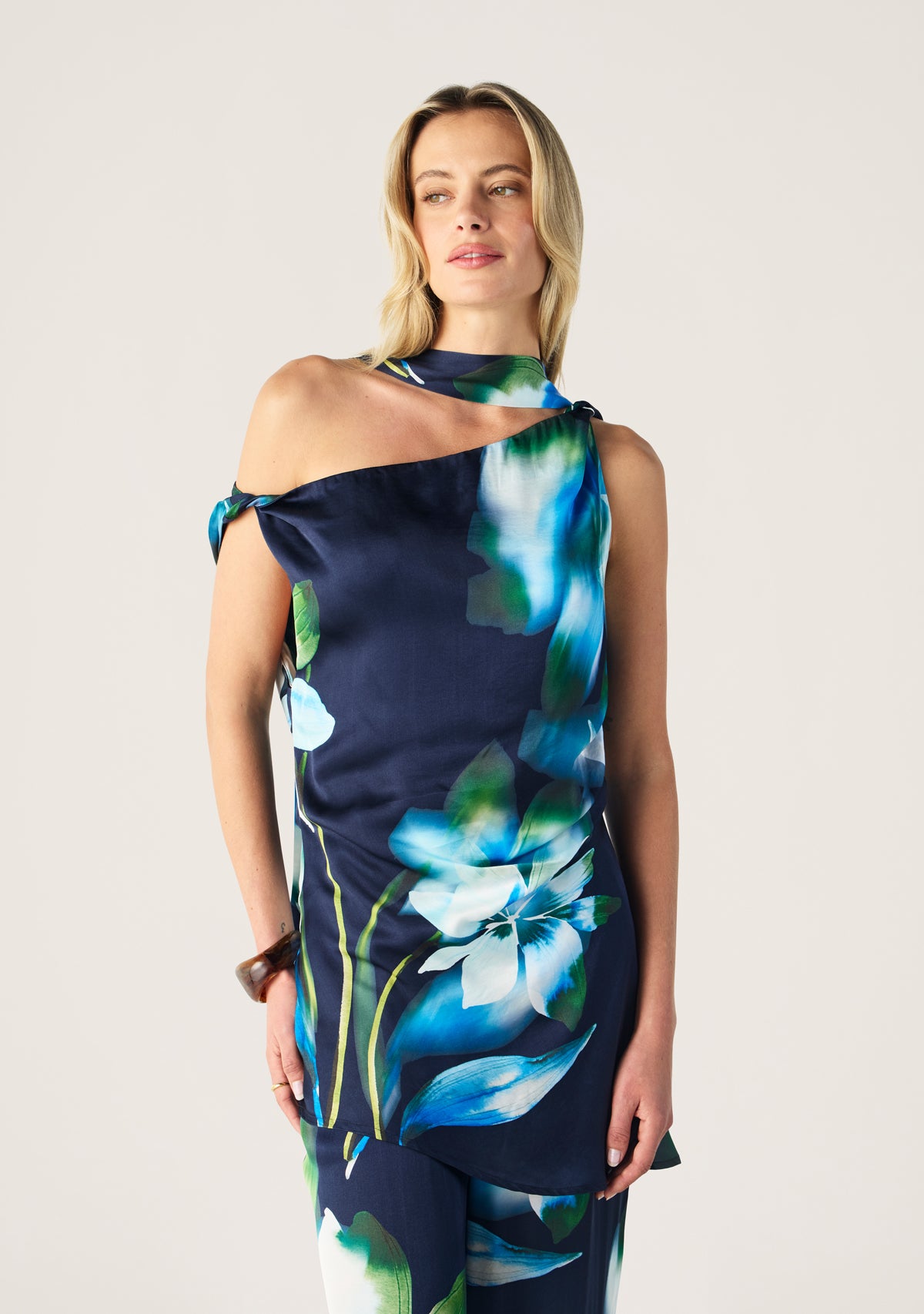 Bloom Assymetric Top