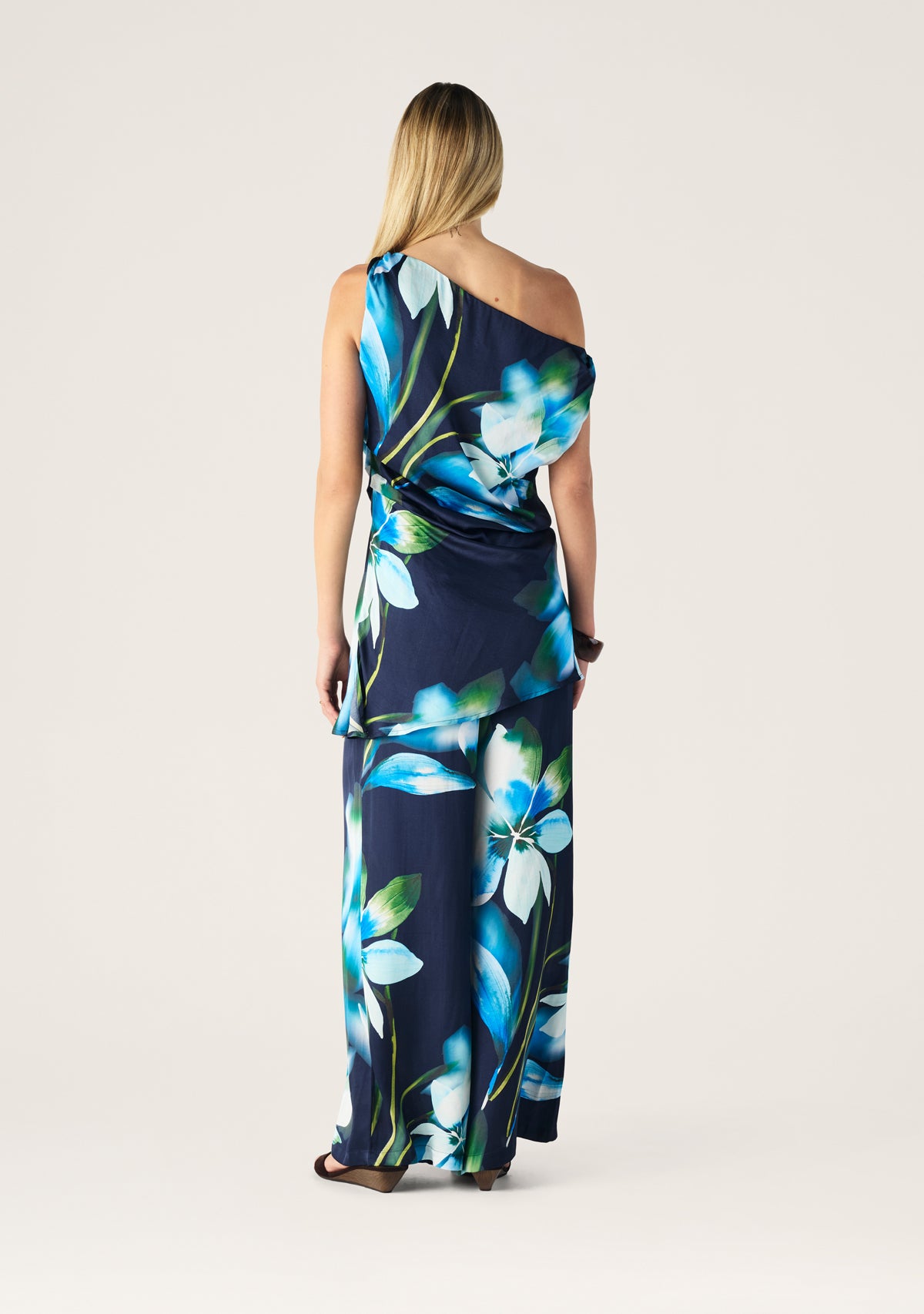 Bloom Assymetric Top